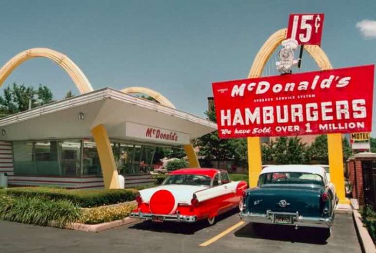 O primeiro McDonald's, inaugurado em 1940 pelos irmãos Richard e Maurice McDonald na cidade de San Bernardino, Califórnia, revolucionou a indústria alimentícia com seu sistema inovador de "fast food".