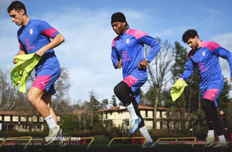 Divulgação/AC Milan - Legenda: Jogadores do Milan durante treinamento da equipe -
