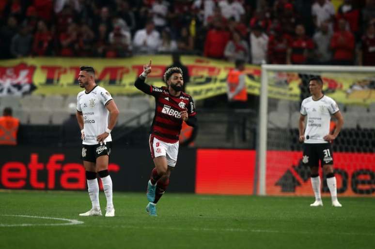Gabigol comemora gol na Neo Química Arena pelo Flamengo.