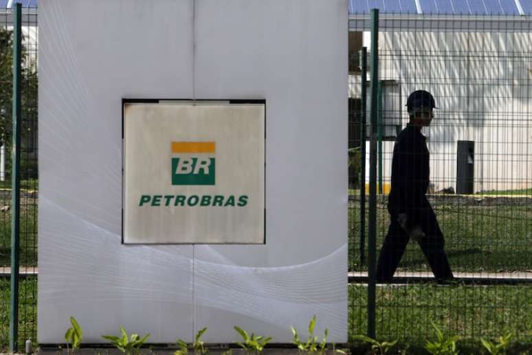 Petrobras tem mantido preço dos combustíveis abaixo da média internacional