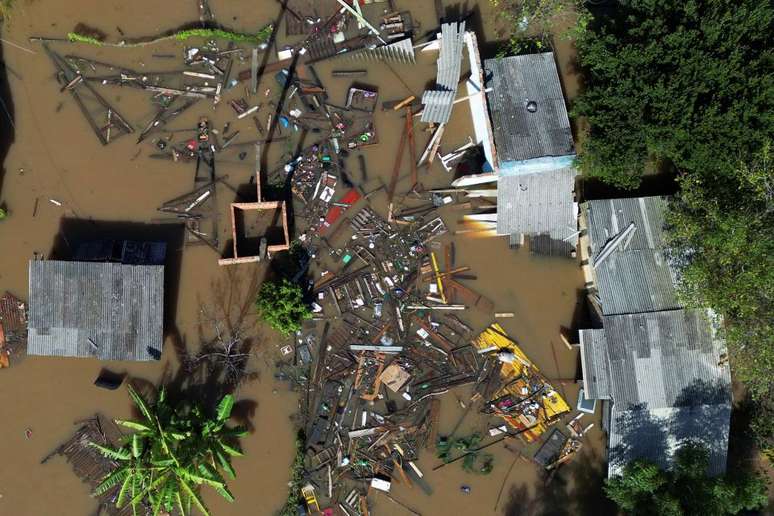 Imagem de drone mostra restos deixados pela enchente em Serraria, em Porto Alegre, Rio Grande do Sul. (14/05/2024)