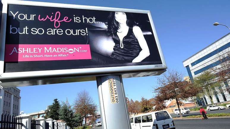 'Sua esposa é gostosa... Mas as nossas também!', diz um pôster que é exemplo da campanha publicitária transgressora do site Ashley Madison