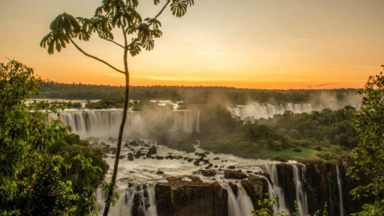 Música ao vivo e espumante acompanham o pôr do sol nas Cataratas