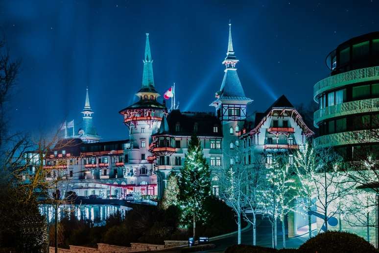 Localizado no topo da colina, o The Dolder Grand conta com spa e piscinas aquecidas 