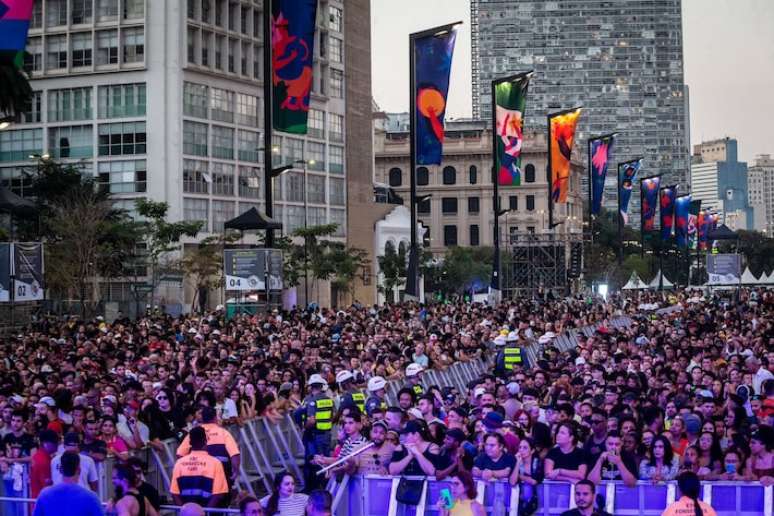 Público na Arena Anhangabaú, palco da Virada Cultural no Centro