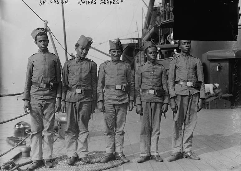 Marinheiros brasileiros pardos e pretos posam para um fotógrafo a bordo do Minas Geraes, como parte de uma série de fotografias provavelmente tomadas durante a visita do navio aos Estados Unidos no início de 1913.