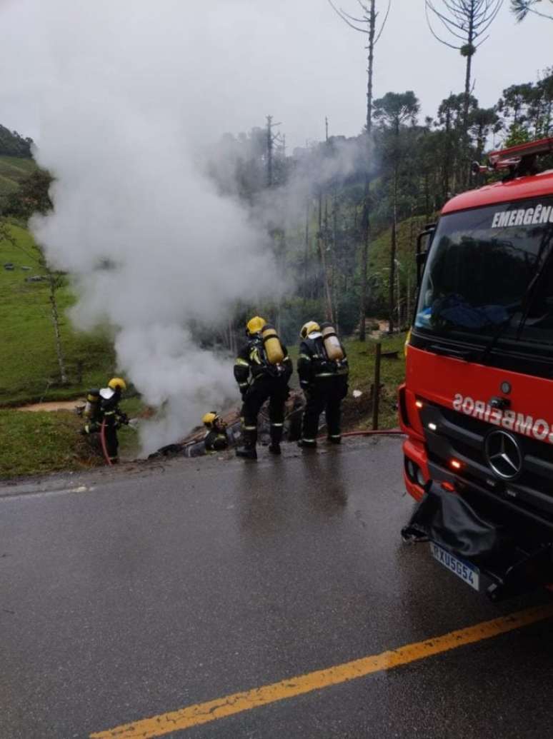 motorista-morre-carbonizado-acidente-sc-3