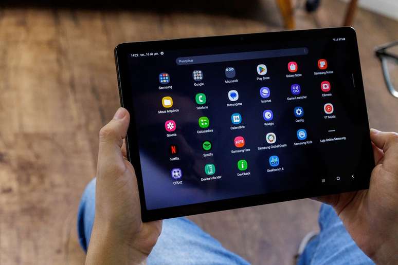 O Galaxy Tab A9 Plus tem tela grande e preço atrativo (Imagem: Ivo Meneghel Jr/Canaltech)