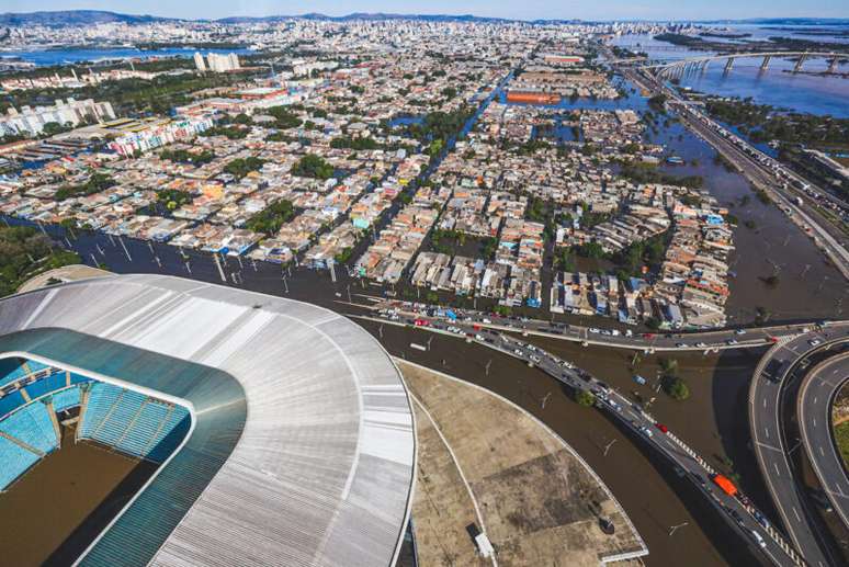 Sobrevoo sobre áreas alagadas de Porto Alegre. O voo foi sobre a Arena do Grêmio, aeroporto Salgado Filho e os Bairro Humaitá.