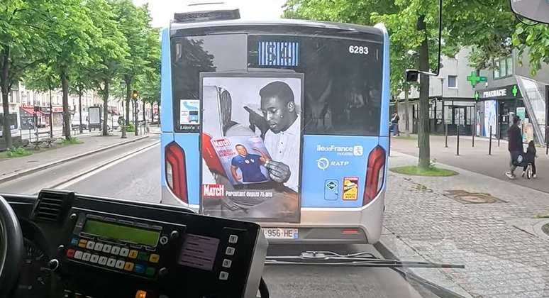 O anúncio com Pelé está na traseira de vários ônibus da capital francesa