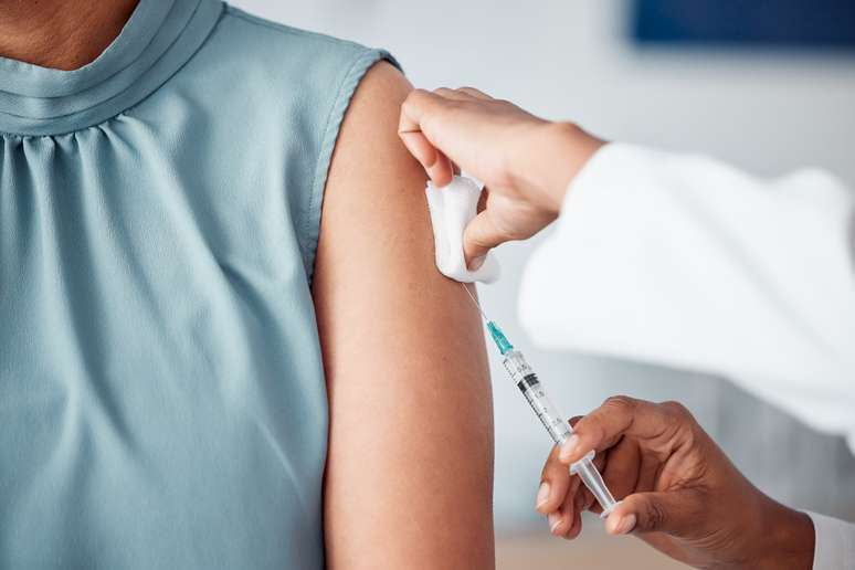 Governo do RS planeja vacinar contra gripe toda a população em abrigos até a próxima segunda