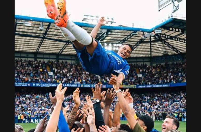 Divulgação / Chelsea - Legenda: Thiago Silva recebe o carinho dos companheiros de Chelsea