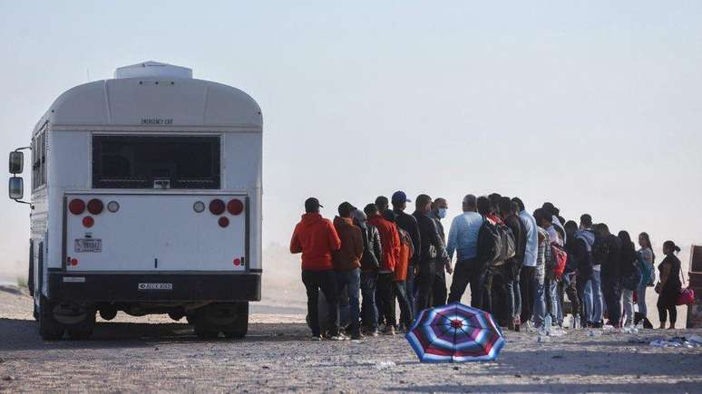 Um ônibus da patrulha de fronteira dos Estados Unidos leva os migrantes a um centro de processamento