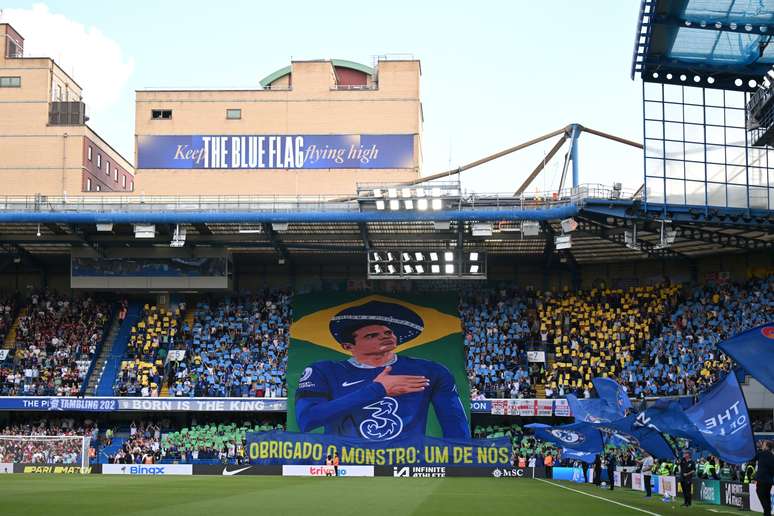 Thiago Silva recebe homenagem em último jogo pelo Chelsea 