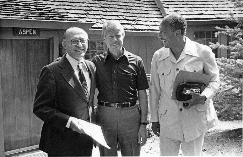 Da esquerda para a direita, Menachem Begin, Jimmy Carter e Anwar Sadat em Camp David, a casa de campo dos presidentes americanos, onde a paz foi negociada