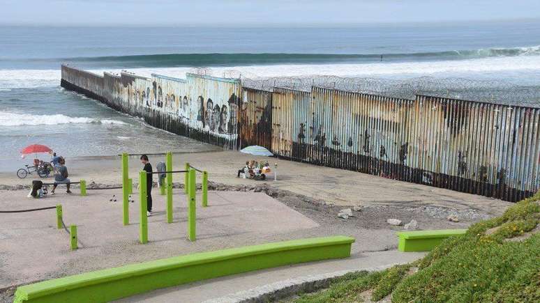 Fronteira entre os EUA e o México em Tijuana