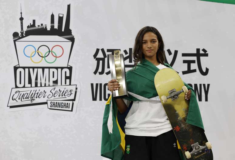 Olympic Qualifier Series 2024 Shanghai - Urban Park, Shanghai, China - 19 de maio de 2024 A brasileira Rayssa Leal comemora com o trof&eacute;u ap&oacute;s vencer a final