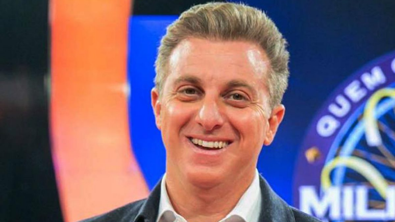 Luciano Huck promotes charity football for Rio Grande do Sul Luciano Huck promotes charity football for Rio Grande do Sul