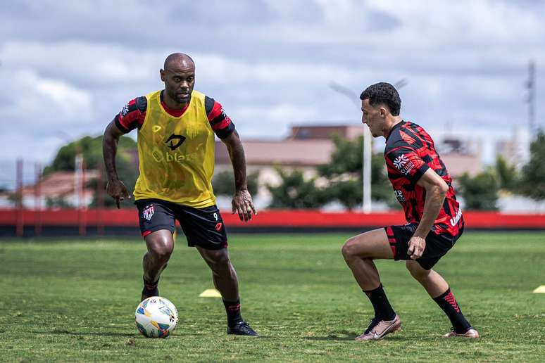 Vágner Love treina pelo Dragão 