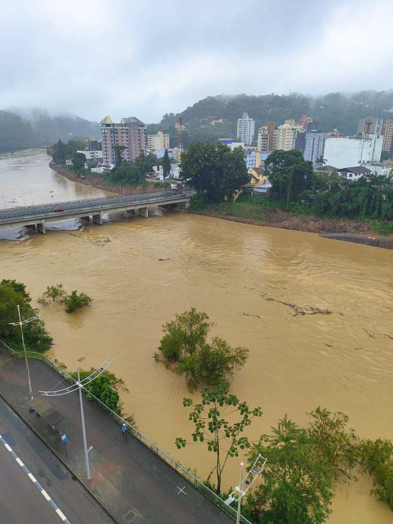 Nível do Rio Itajaí-Açu subiu e estabilizou em Blumenau. O pico deve chegar ao máximo em 8,80 metros