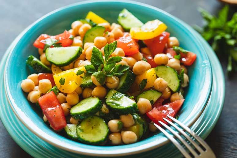 Salada de grão-de-bico com pepino, tomate e pimentão