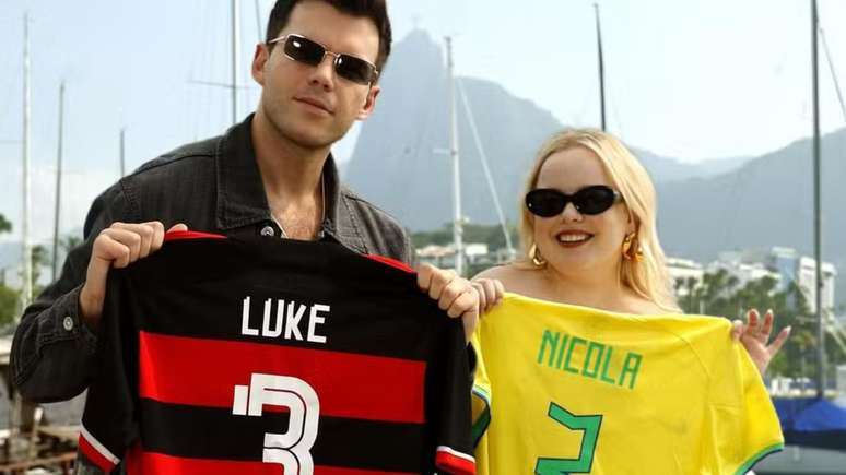 Nicola Coughlan e Luke Newton curtem o Rio de Janeiro