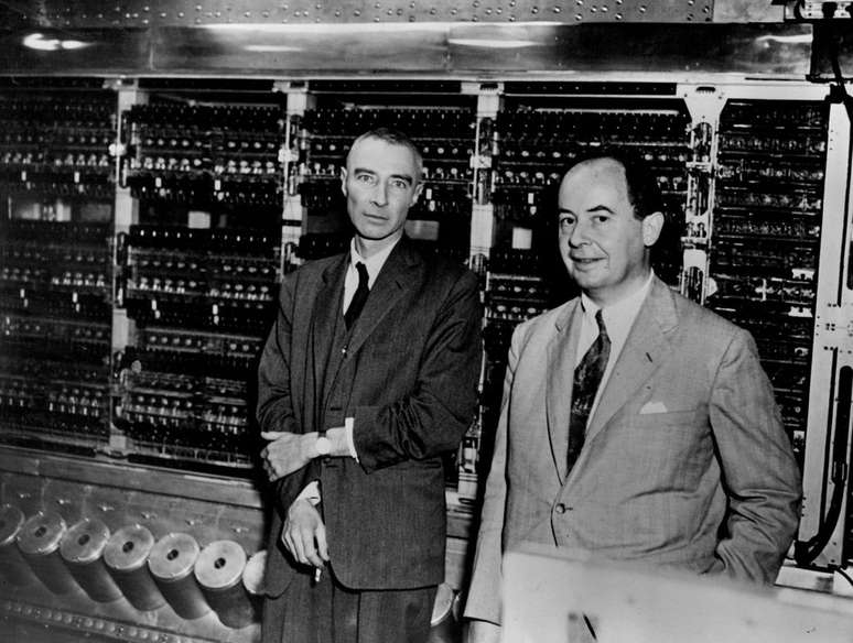 J.Robert Oppenheimer e John von Neumann, respectivamente (Imagem: Alan Richards/Institute for Advanced Study)
