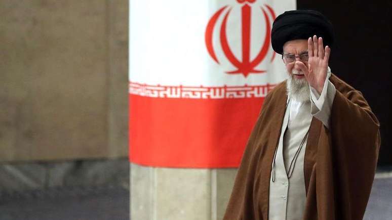 Ali Khamenei, líder supremo que sucedeu o aiatolá Khomeini, é a autoridade máxima do país