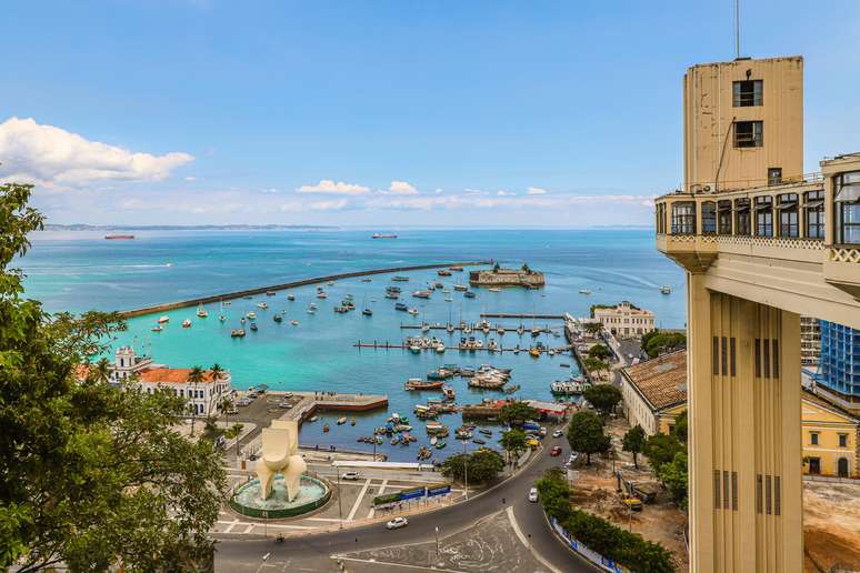 Do lado esquerdo, a vista alcança o Monumento à Cidade de Salvador e o Terminal Náutico da Bahia