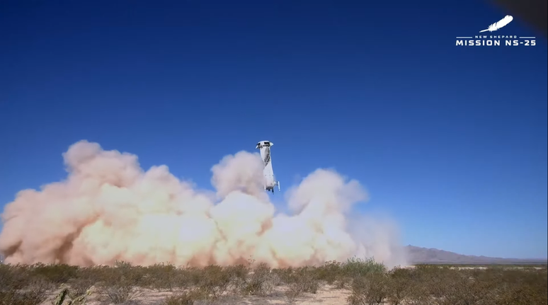 Foguete New Shepard pousando após o seu 25º voo tripulado (Imagem: Reprodução/Blue Origin)