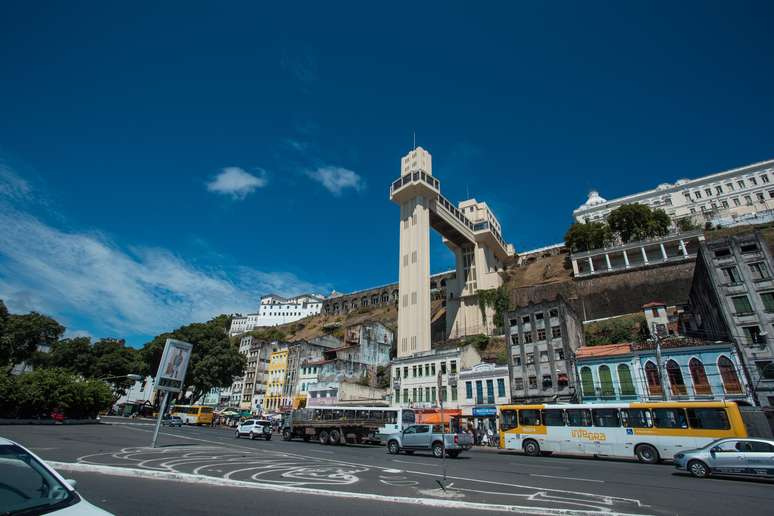 A torre fixa perfura a Ladeira da Montanha na Cidade Alta e a torre móvel fica na Cidade Baixa