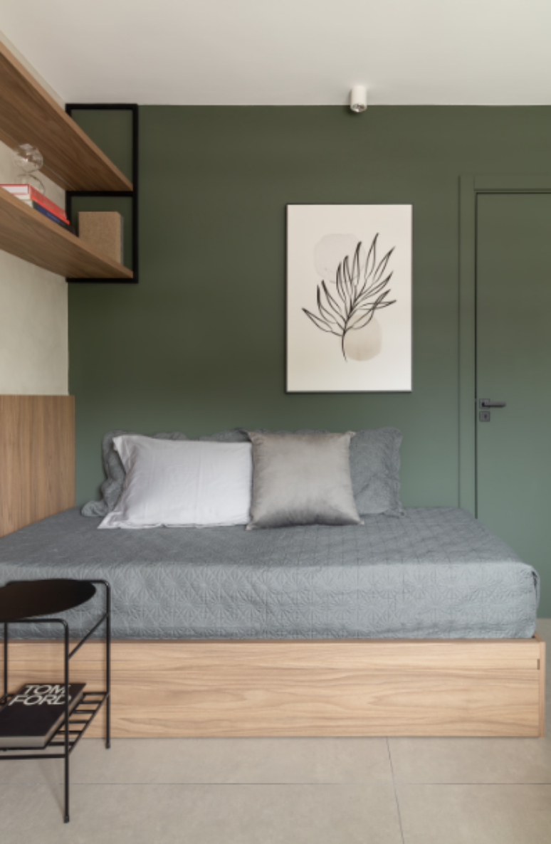 Para um quarto de casal pequeno, o ideal é usar uma cama de casal comum – Projeto: Tulli Studio | Foto: @ewersmarth