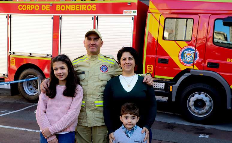 Soldado Pereira e a família, orgulhosa pela missão realizada.