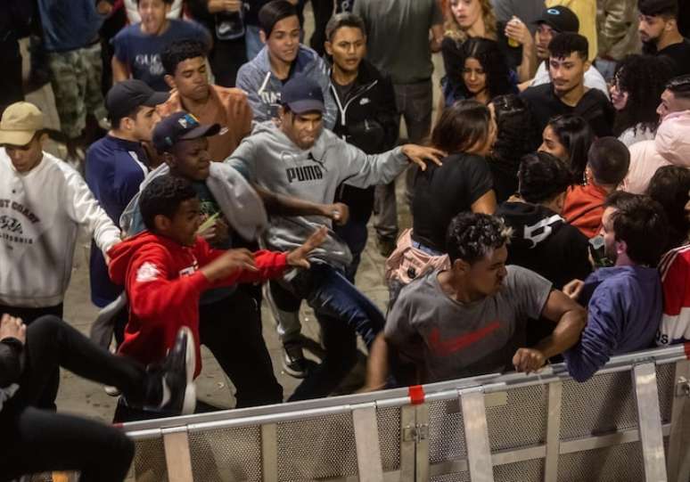 Briga entre um grupo de jovens durante a Virada Cultural 2022, no Vale do Anhangaba&uacute;.