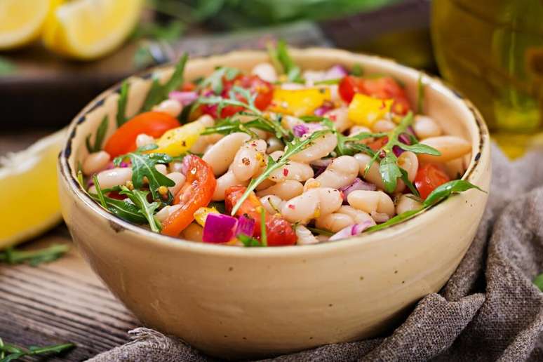 Salada de feijão-branco com rúcula 