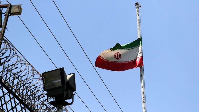 A bandeira nacional iraniana hasteada a meio mastro após as mortes do presidente do Irã, Raisi, e do ministro das Relações Exteriores, Amir-Abdollahian