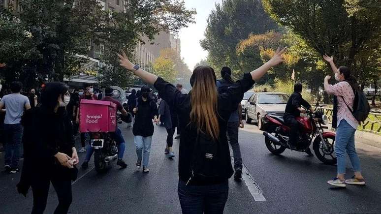 Pouco mais de um ano depois de Raisi se tornar presidente, o Irã foi tomado por protestos liderados por mulheres contra o regime clerical