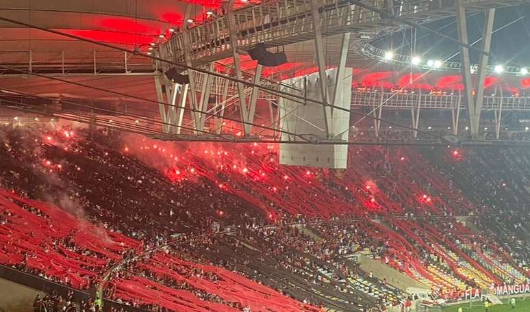 Torcida do Flamengo no Maracanã utilizando sinalizadores