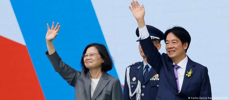 Lai Ching-te acena para o público ao lado da ex-presidente Tsai Ing-wen, cujo governo democrático de oito anos trouxe à ilha progresso econômico e social, mas também relações cada vez piores com a China