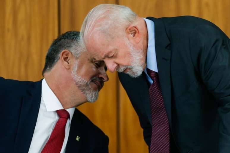 Paulo Pimenta, ministro da Reconstrução do Estado do Rio Grande do Sul, e o presidente Luiz Inácio Lula da Silva