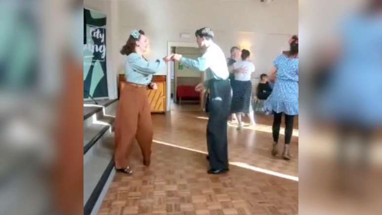 Eles fazem aulas de dança dos anos 1940 aos finais de semana