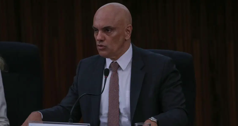Moraes suspende lei municipal que proibia linguagem neutra nas escolas