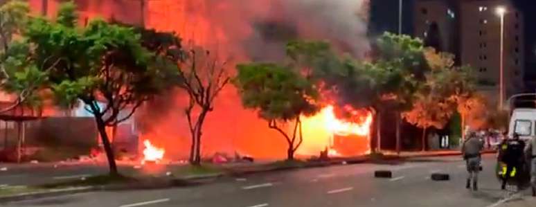 Grupo bloqueia rua e ateia fogo em ônibus em Porto Alegre