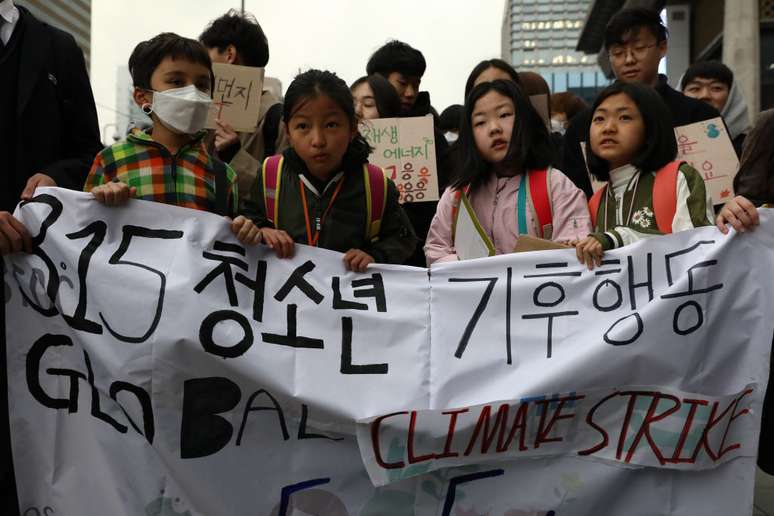 Crianças participam de protesto contra mudanças climáticas em Seoul, na Coreia do Sul