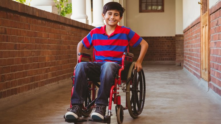 O Instituto Entre Rodas fornece cadeiras de rodas personalizadas para as crianças através da doação de lacres de refrigerantes e outras latinhas