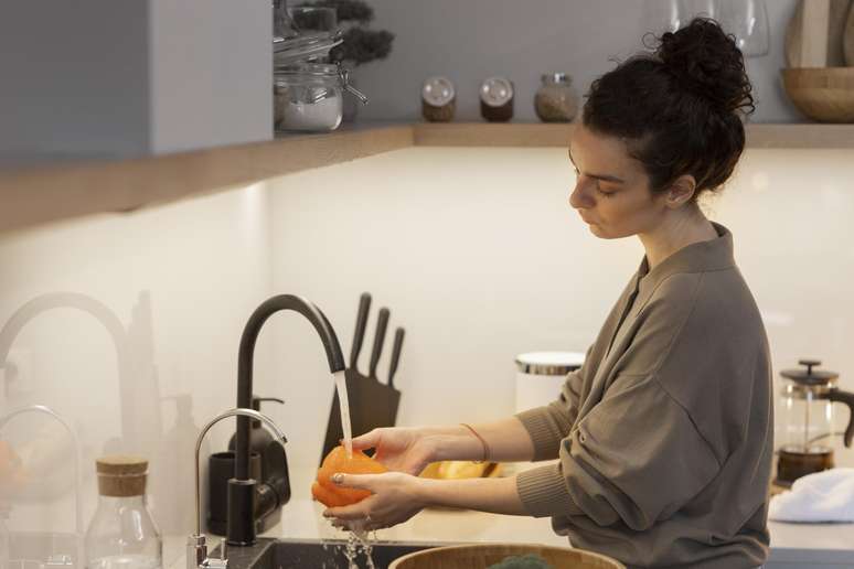 Tarefas domésticas e cuidados com crianças e idosos levam mulheres a escolherem cargos mais flexíveis e com menos chances de crescimento