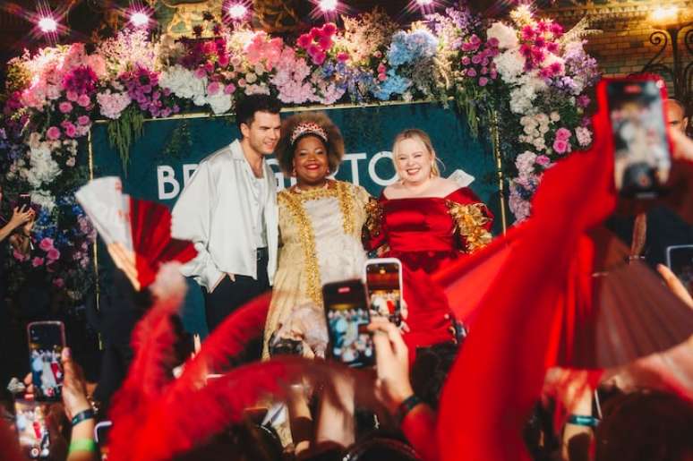 Luke Newton, MC Carol e Nicola Coughlan no 'baile funk' de 'Bridgerton' no Theatro Municipal do Rio de Janeiro