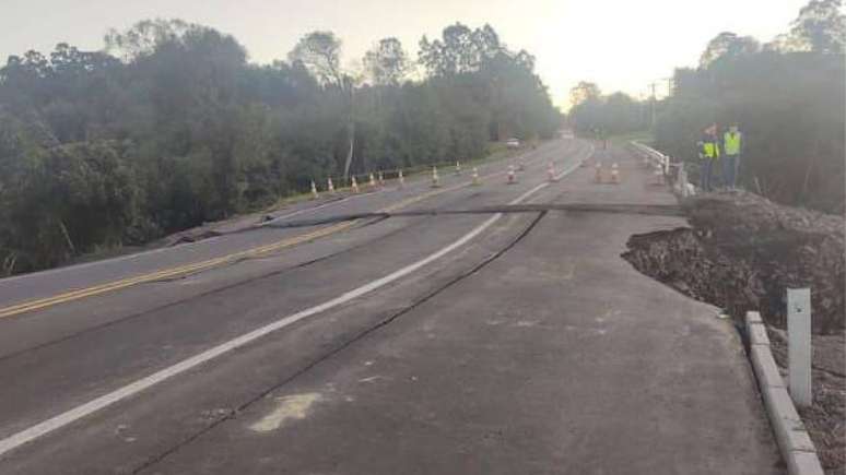Trecho da rodovia que desabou no Rio Grande do Sul