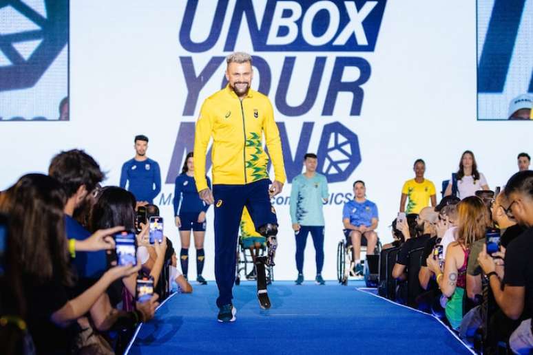 Vinícius Rodrigues, atleta paralímpico com o novo uniforme