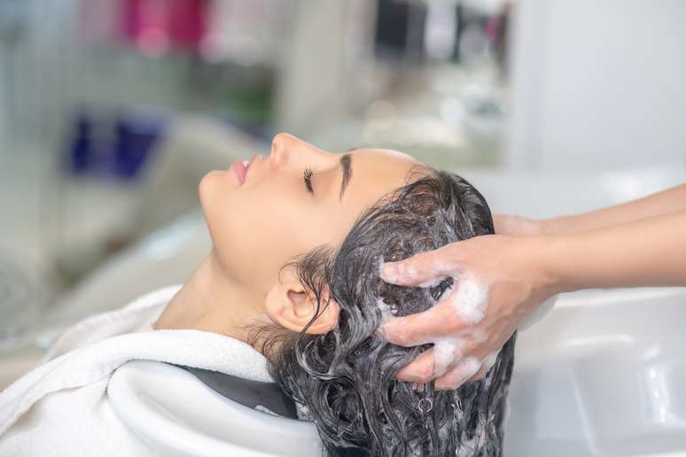 Lavar o cabelo com água fria ajuda a selar as cutículas dos fios 